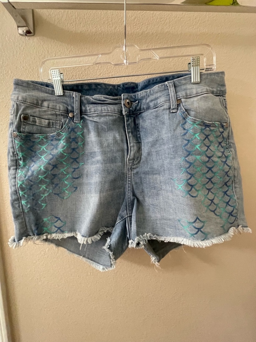 torrid Light Wash Denim Shorts with Teal & Aqua Scale Print